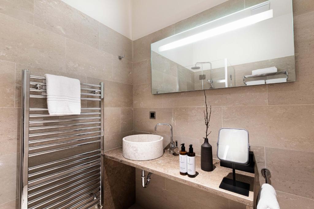 Ein Badezimmer in der Unterkunft Zola Hotel - Palais de Bohème Adults Only