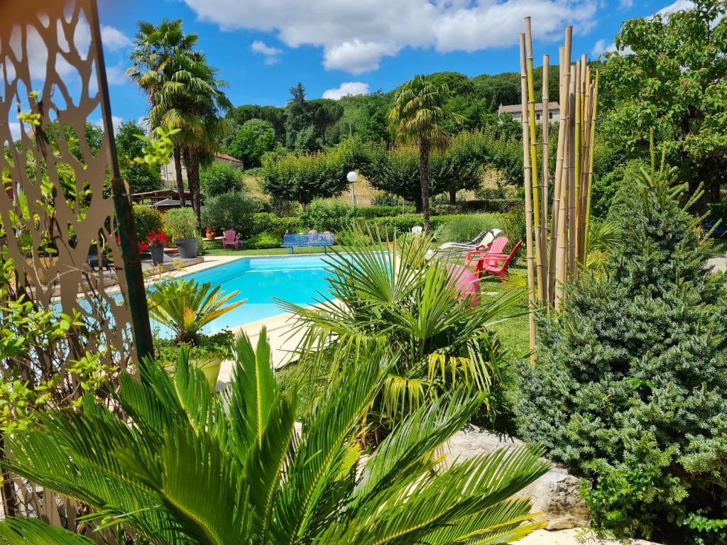 um jardim com piscina e árvores em La casa color em Lamagdelame