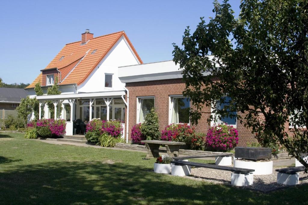 a house with a picnic table in the yard at Pinnebergheim in Haderslev