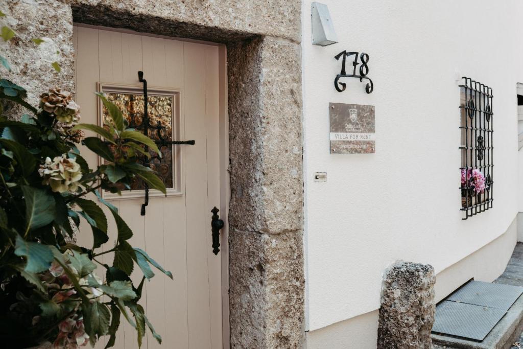 Fotografia z galérie ubytovania Chalet Happy Family, secluded location, 15 min to salzburg and just short to t lakes sound of music, BBQ&bikes&sunbeds for free, up to 14p v destinácii Golling an der Salzach