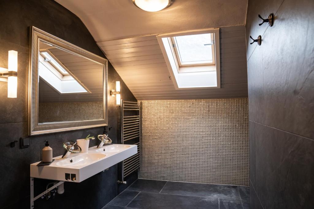 Kúpeľňa v ubytovaní Chalet Happy Family, secluded location, 15 min to salzburg and just short to t lakes sound of music, BBQ&bikes&sunbeds for free, up to 14p
