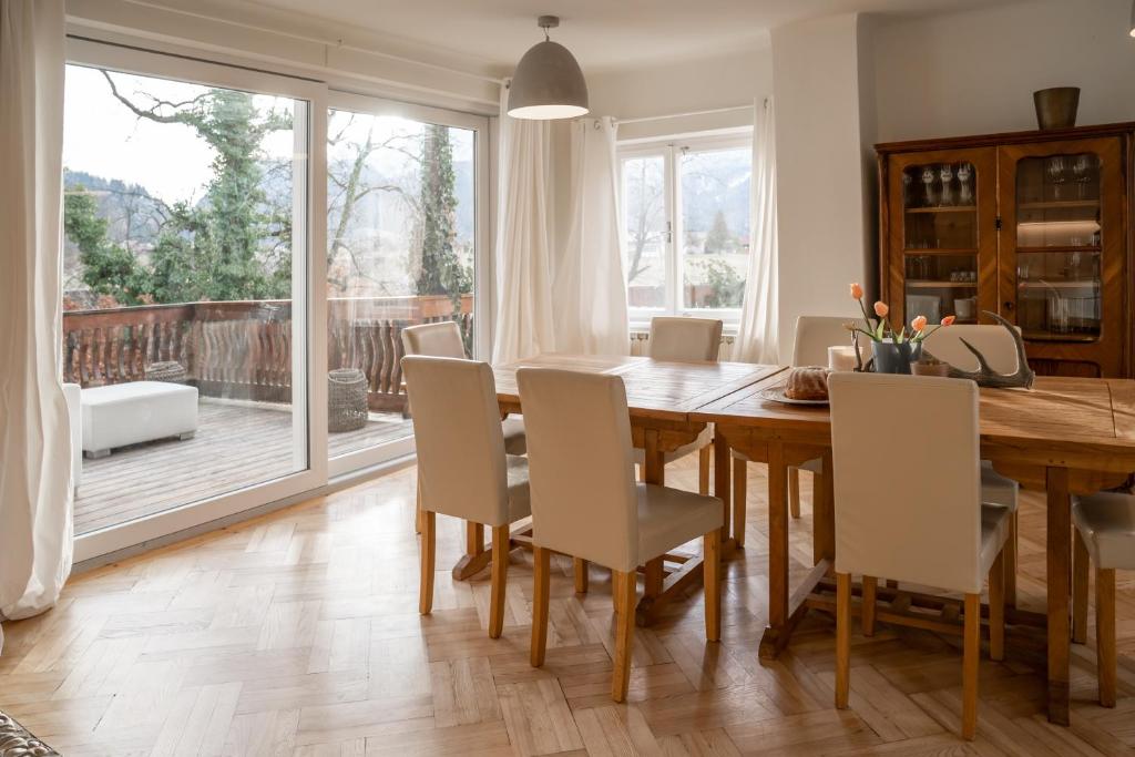 Fotografia z galérie ubytovania Chalet Happy Family, secluded location, 15 min to salzburg and just short to t lakes sound of music, BBQ&bikes&sunbeds for free, up to 14p v destinácii Golling an der Salzach
