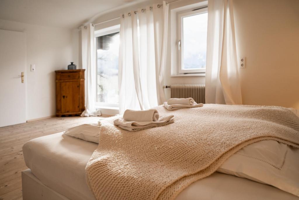 Posteľ alebo postele v izbe v ubytovaní Chalet Happy Family, secluded location, 15 min to salzburg and just short to t lakes sound of music, BBQ&bikes&sunbeds for free, up to 14p