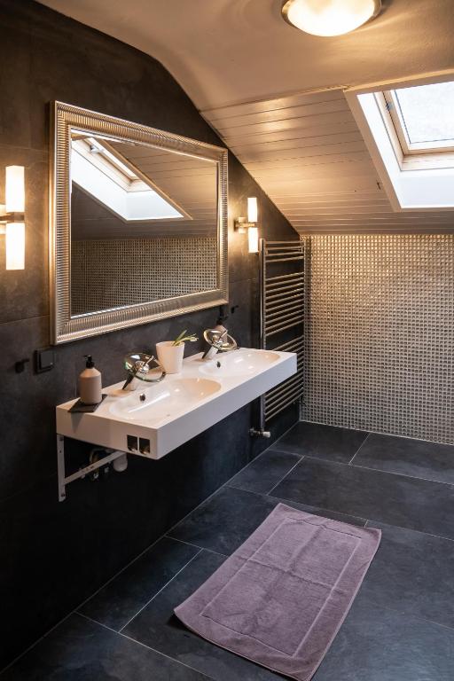 Kúpeľňa v ubytovaní Chalet Happy Family, secluded location, 15 min to salzburg and just short to t lakes sound of music, BBQ&bikes&sunbeds for free, up to 14p