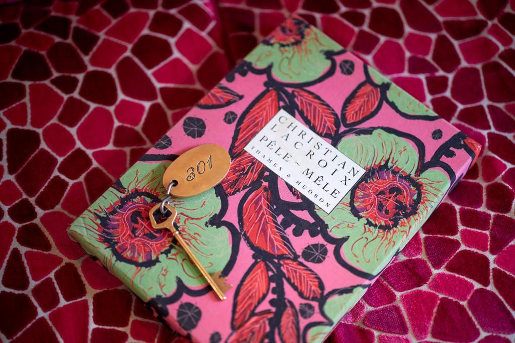 Hôtel du Petit Moulin, Haute Couture hotel by Lacroix - Resim 9