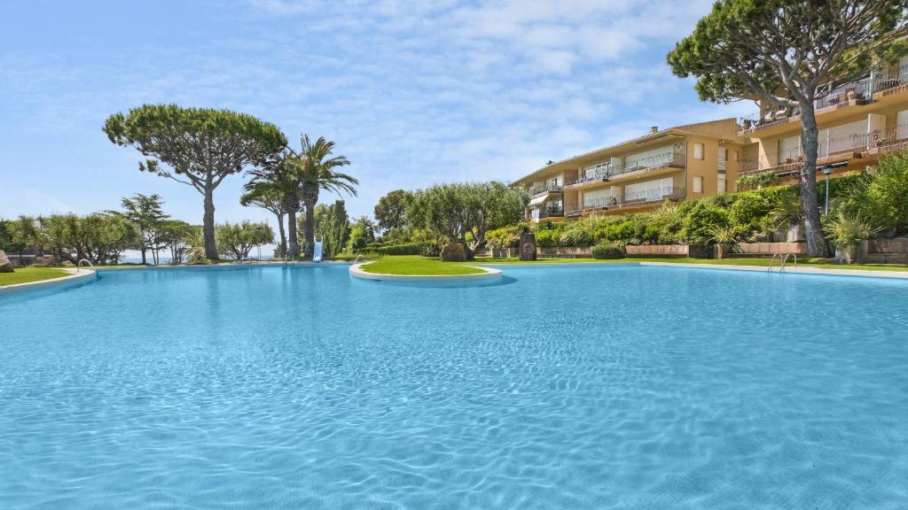 una gran piscina frente a un edificio en 1 I-58 - Calella de Palafrugell en Calella de Palafrugell