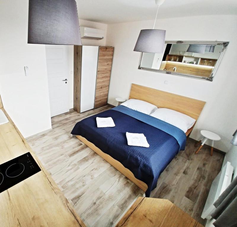 um quarto com uma cama com duas toalhas em Penzion jako víno em Bulhary
