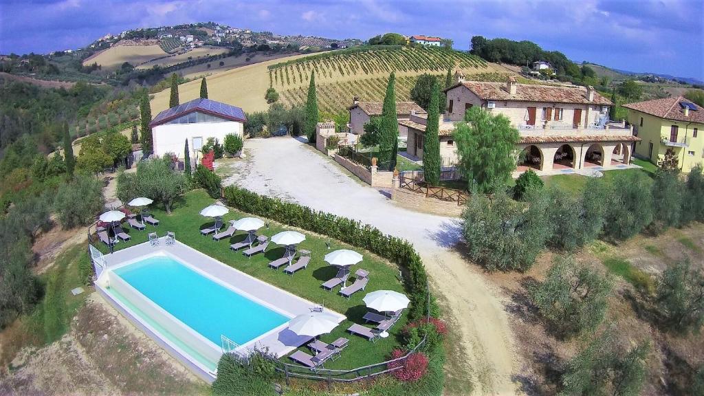 een luchtzicht op een huis en een zwembad bij Agriturismo alla Solagna in Colli del Tronto