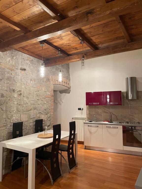 una cucina e una sala da pranzo con tavolo e sedie di B&B Emc2 a Viterbo