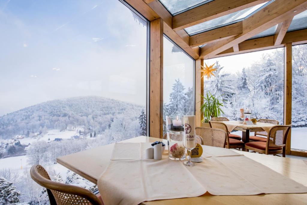 Nespecifikovaný výhled na hory nebo výhled na hory při pohledu z hotelu