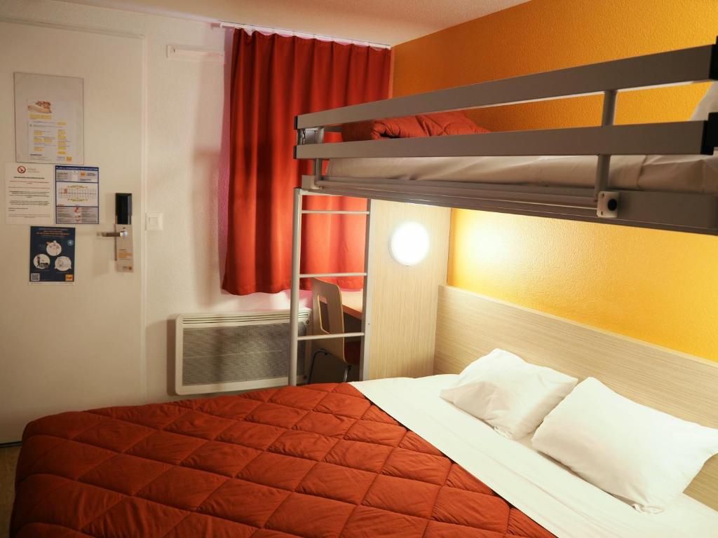 uma cama num quarto com um beliche em Premiere Classe Saumur em Saumur