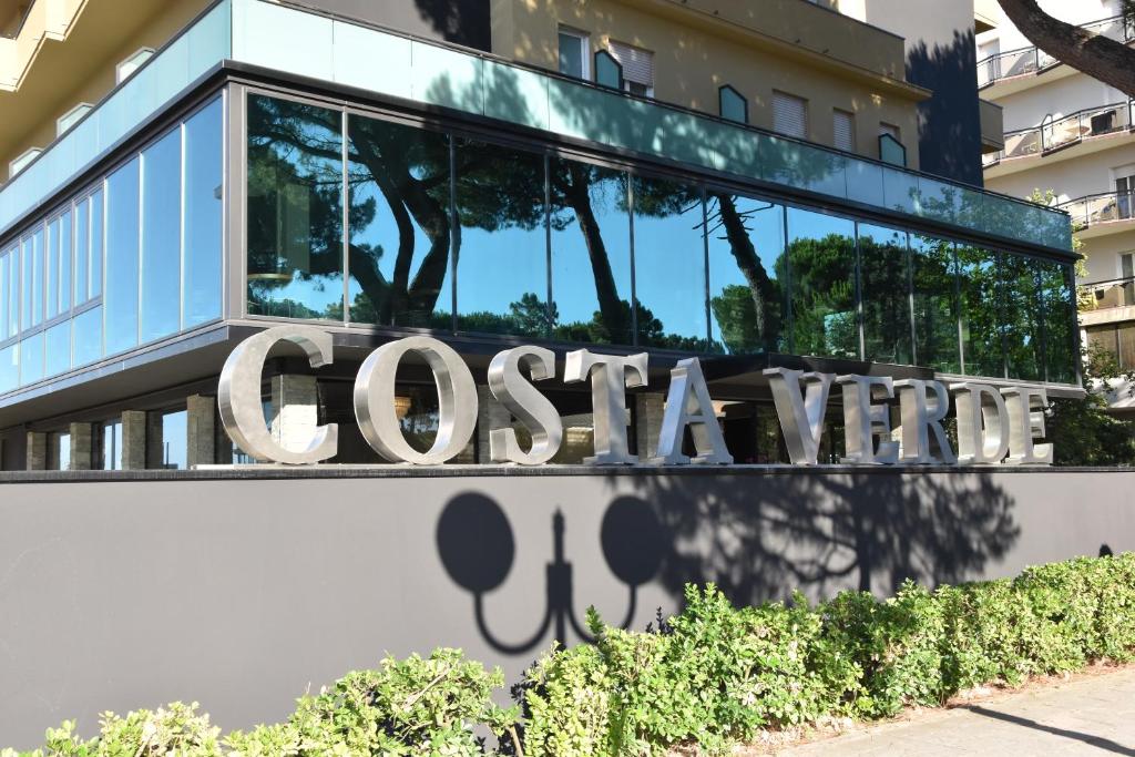 - un panneau indiquant l'hôtel costa vista dans l'établissement Hotel Costa Verde, à Milano Marittima