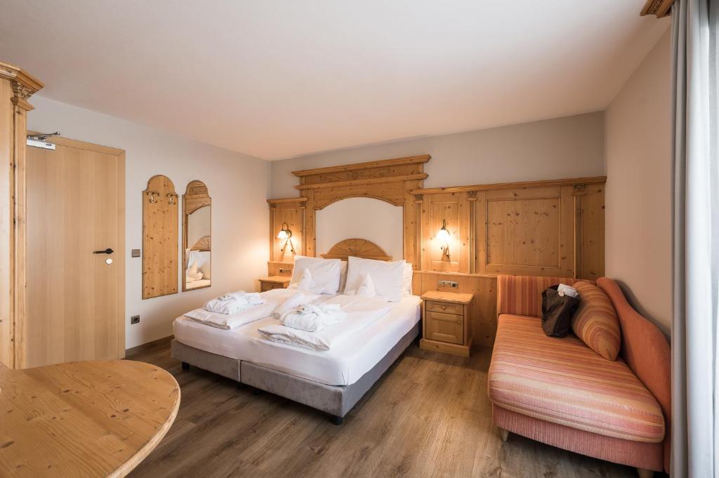 En eller flere senge i et værelse på Hotel Alpenjuwel