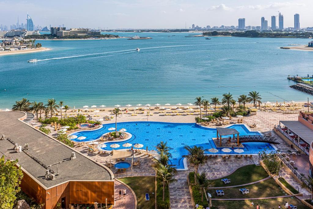 - une vue aérienne sur un complexe avec une piscine et une plage dans l'établissement Tiara Residences, Free beach & pool access, à Dubaï