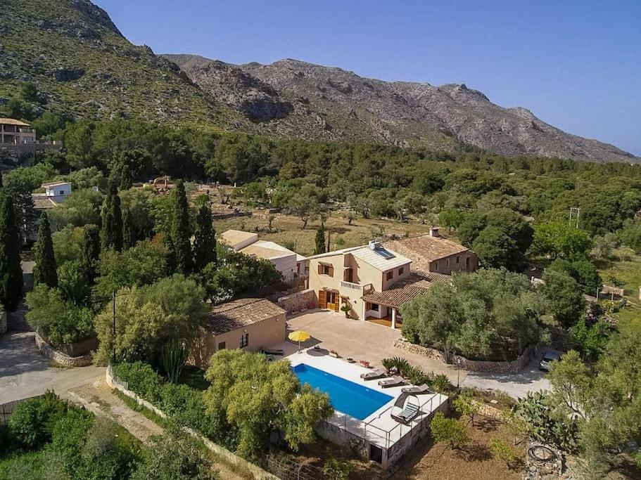 una vista aérea de una casa con piscina en Villa La Font Canaves By SunVillas Mallorca, en Pollensa
