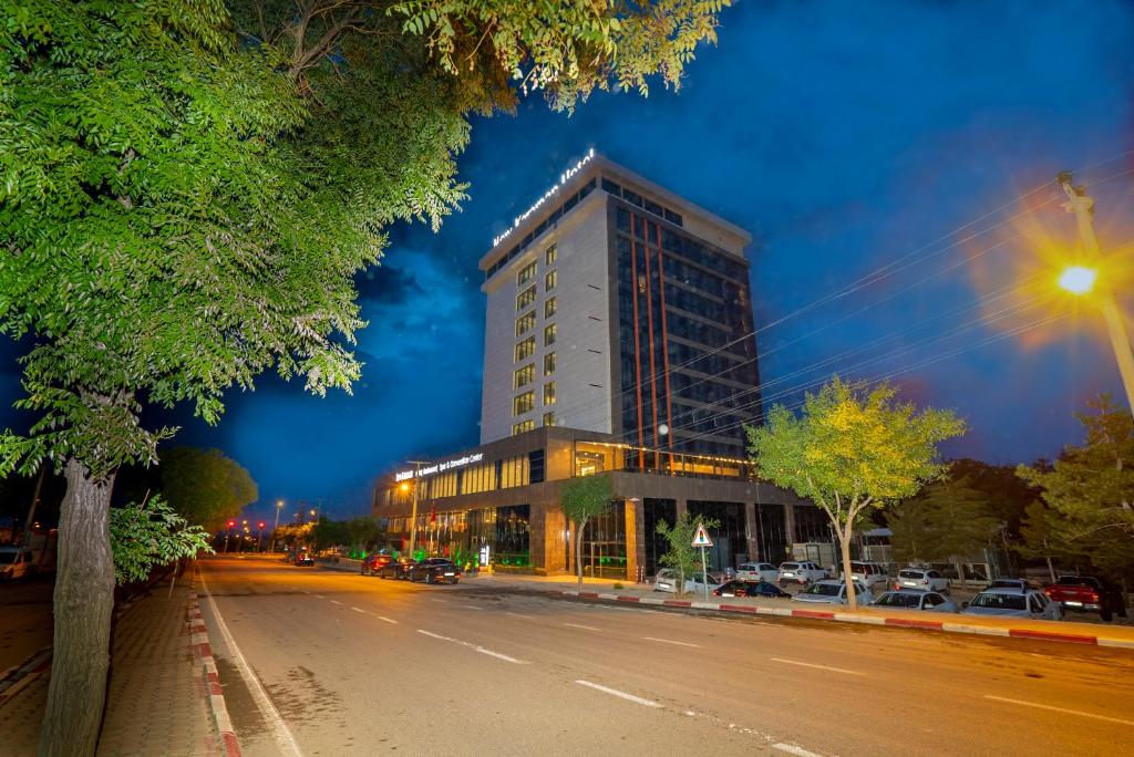 wysoki budynek na ulicy miejskiej w nocy w obiekcie NEW KARAMAN HOTEL w mieście Karaman