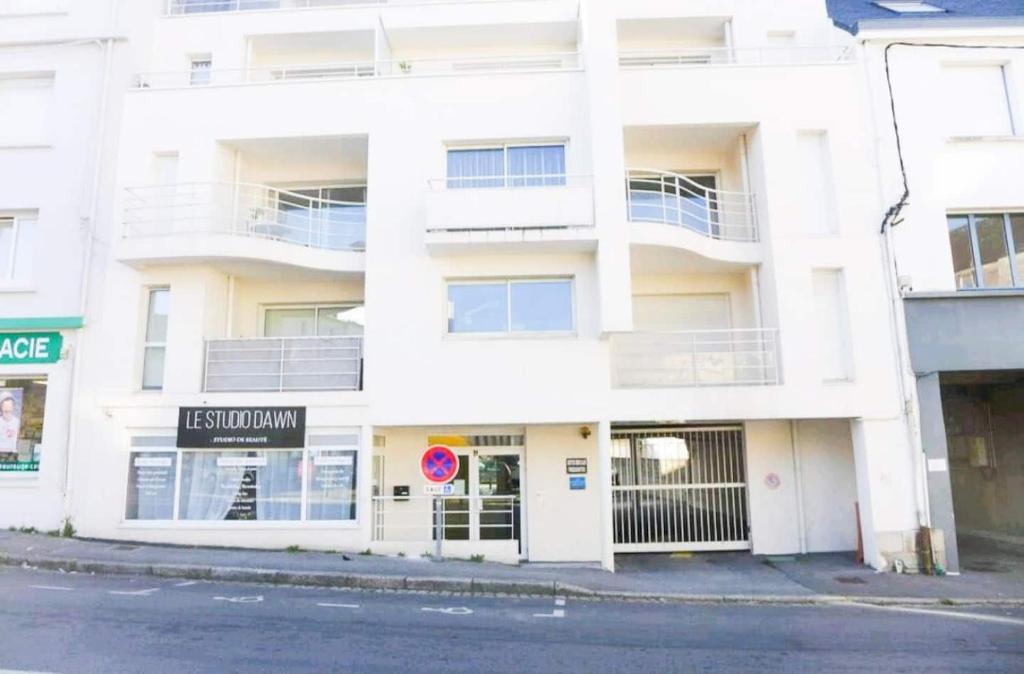 un edificio de apartamentos en la esquina de una calle en T3 au centre ville avec balcon, parking gratuit, en Quimper