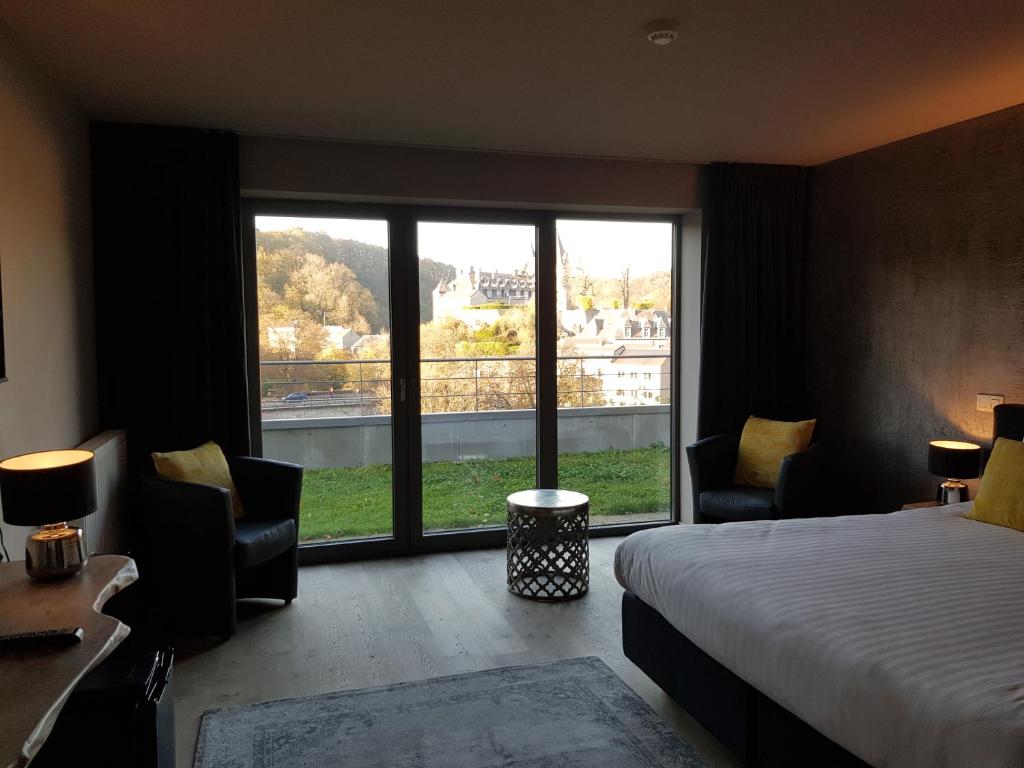 Postel nebo postele na pokoji v ubytování Hôtel WELLNESS EAU DE ROCHE Durbuy