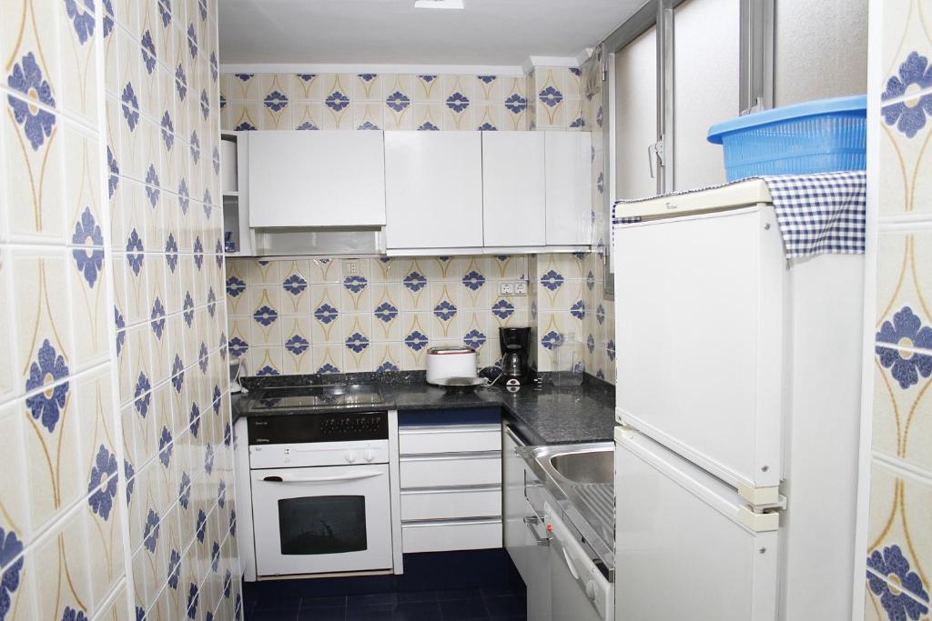 A kitchen or kitchenette at Apartamento en el corazón de Gijón con parking incluido, VUT 78
