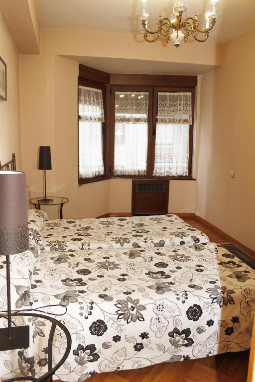 A bed or beds in a room at Apartamento en el corazón de Gijón con parking incluido, VUT 78