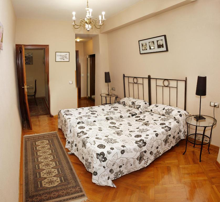 1 dormitorio con cama con edredón en Apartamento en el corazón de Gijón con parking incluido, VUT 78, en Gijón