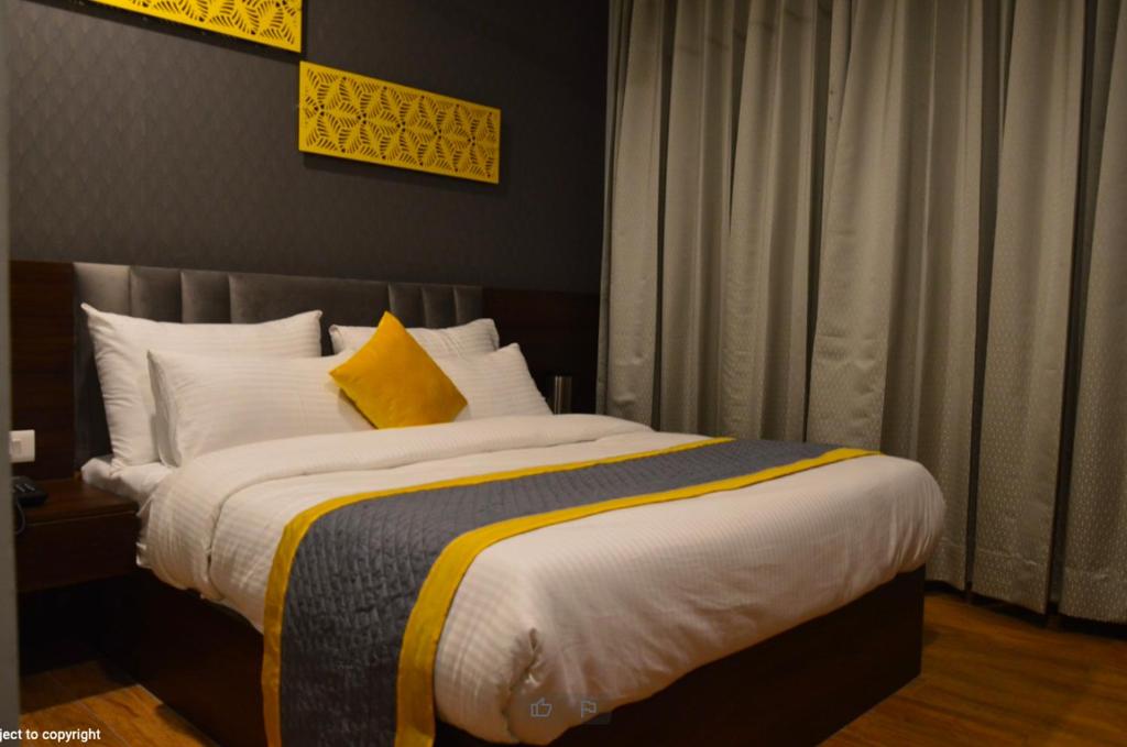Postel nebo postele na pokoji v ubytování Ka10 SQUARE HOTEL & BANQUETS