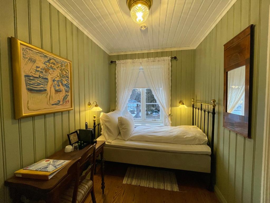 Cama o camas de una habitación en Ramme Fjordhotell
