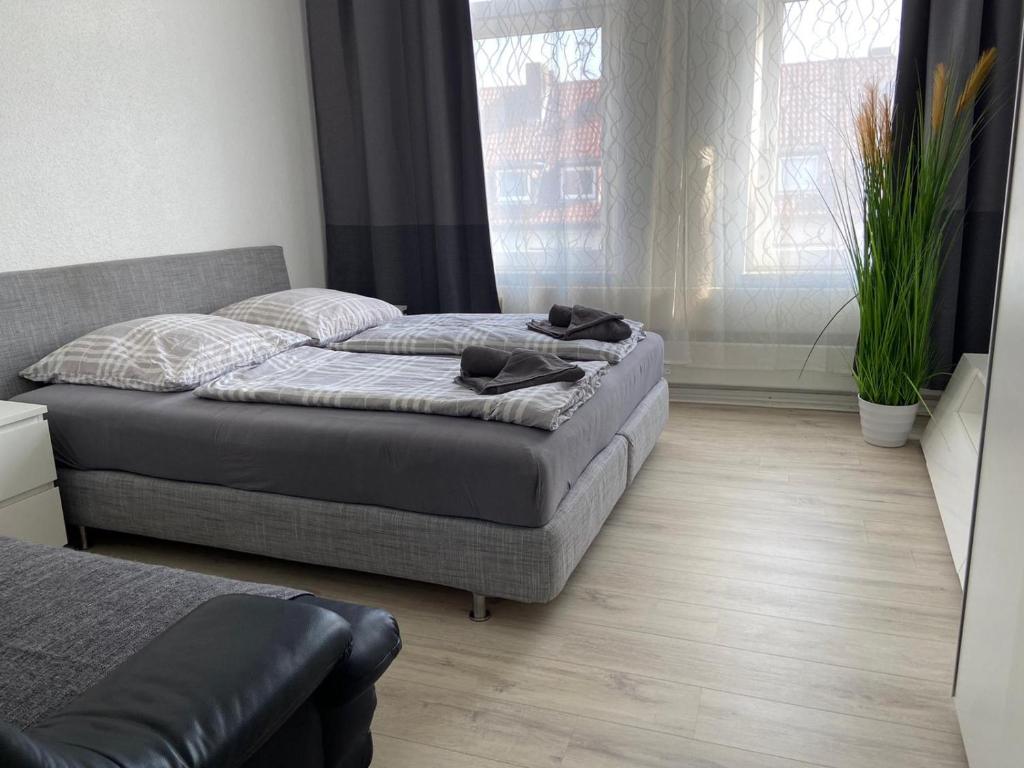 1 dormitorio con 2 camas y ventana en City Pension Bremerhaven, en Bremerhaven
