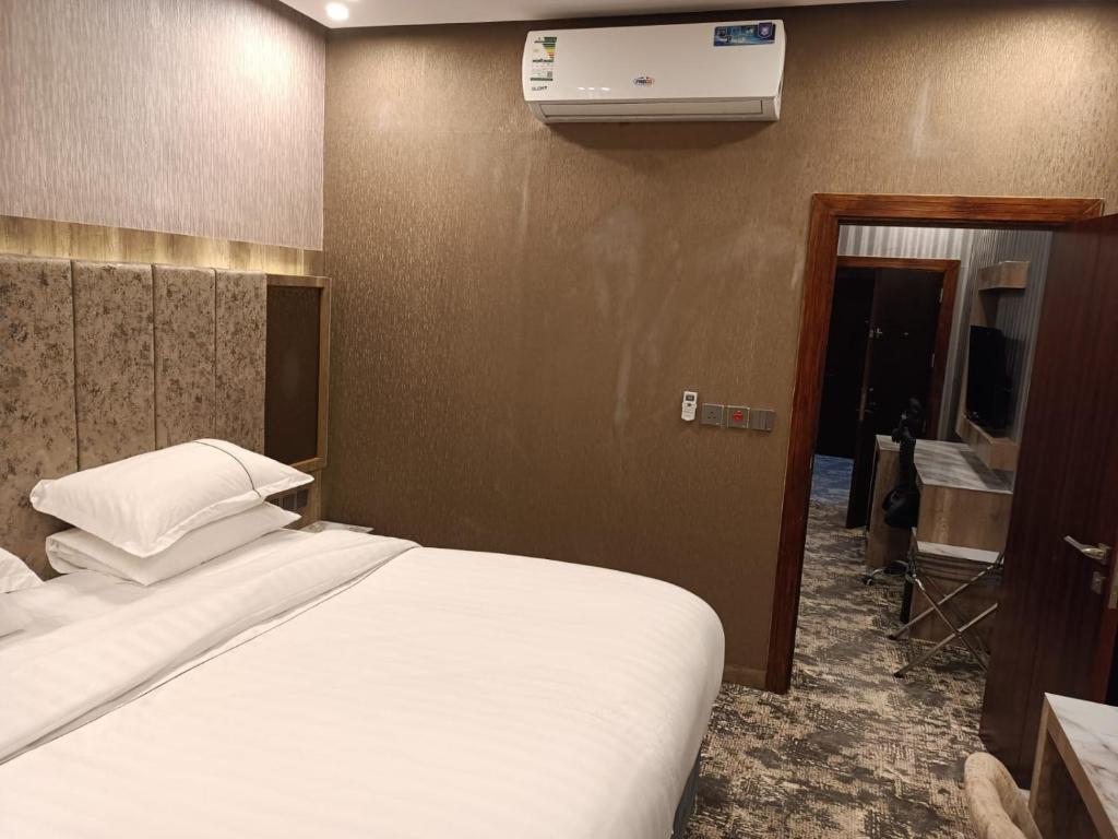 1 dormitorio con 1 cama y aire acondicionado en حياة تاون البدع, en Al Bad‘