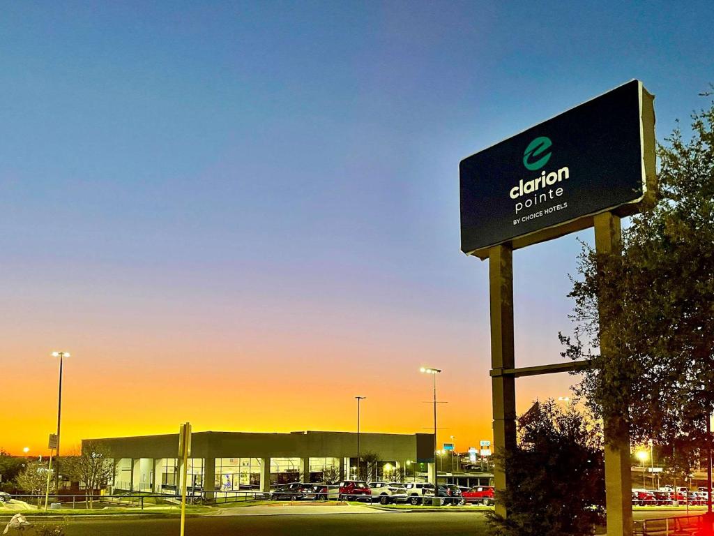una señal para un concesionario de coches frente a un estacionamiento en Clarion Pointe near Medical Center, en San Antonio