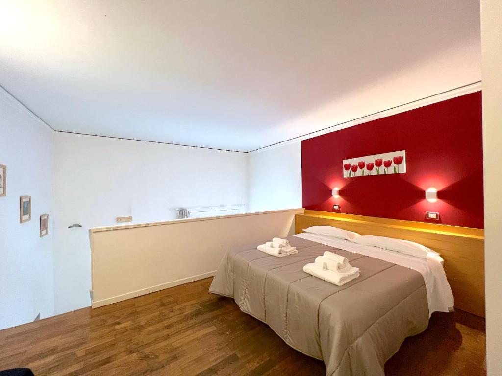 pokój z łóżkiem z dwoma ręcznikami w obiekcie B&B Il Sorriso w mieście Napoli