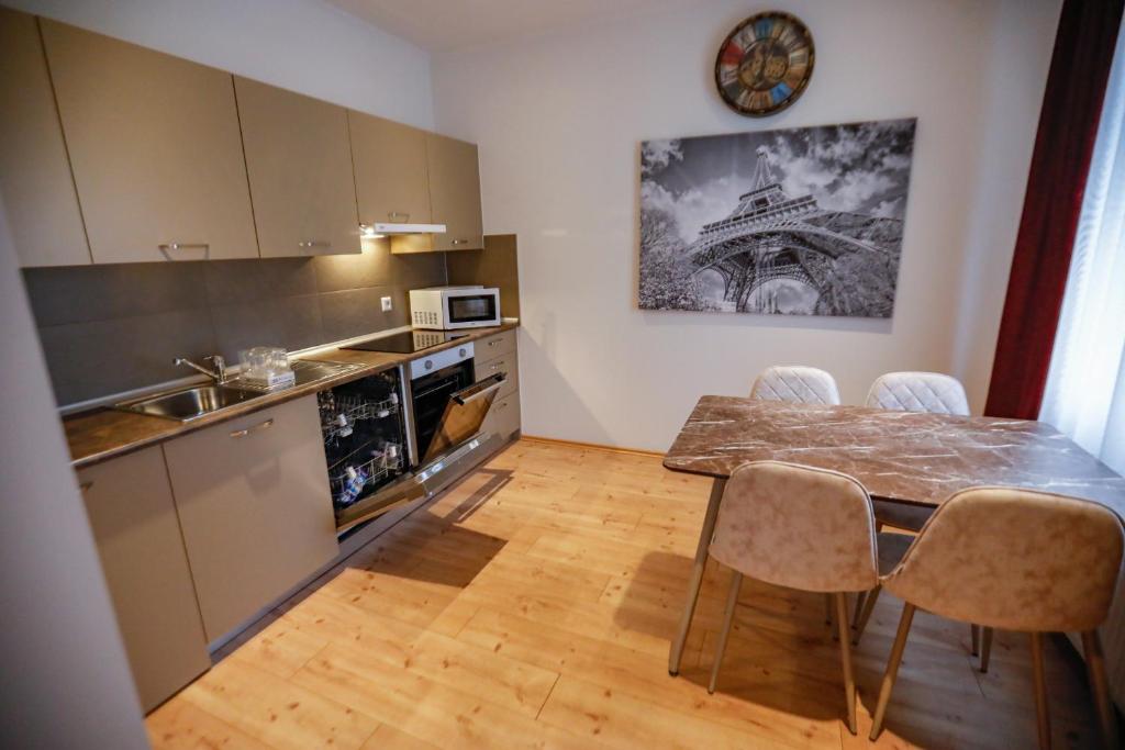 uma cozinha com uma mesa e cadeiras numa cozinha em Turis Ferienwohnung 65-1 em Triberg