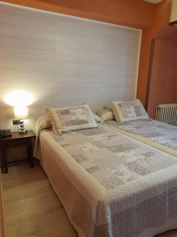 Postel nebo postele na pokoji v ubytování Hotel Giral