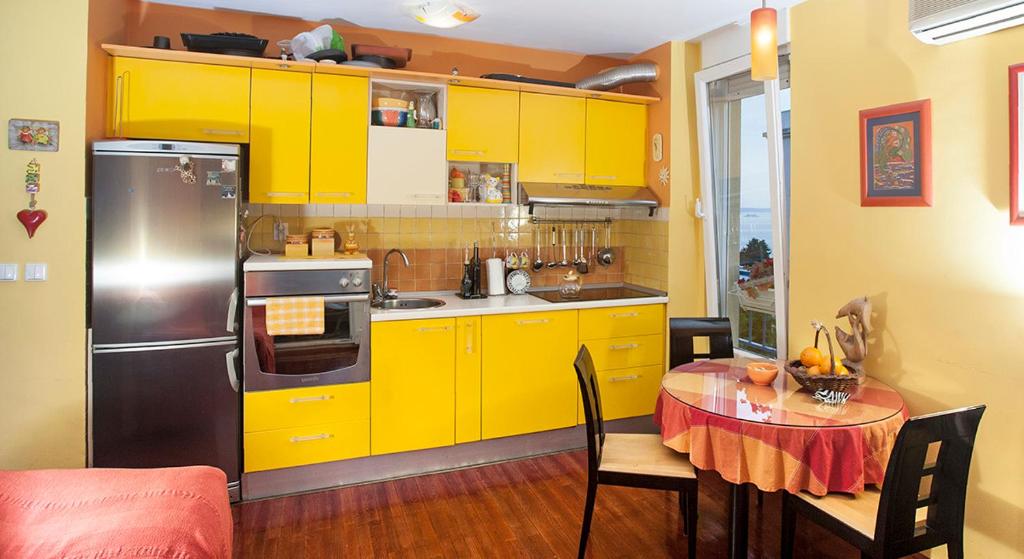 Kuchnia lub aneks kuchenny w obiekcie Apartment SUNNY YELLOW - with balcony and parking place,