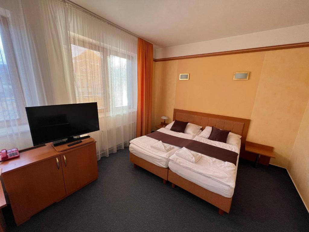 Postel nebo postele na pokoji v ubytování YURA hotel Čeladná BAZÉN A SAUNY ZDARMA