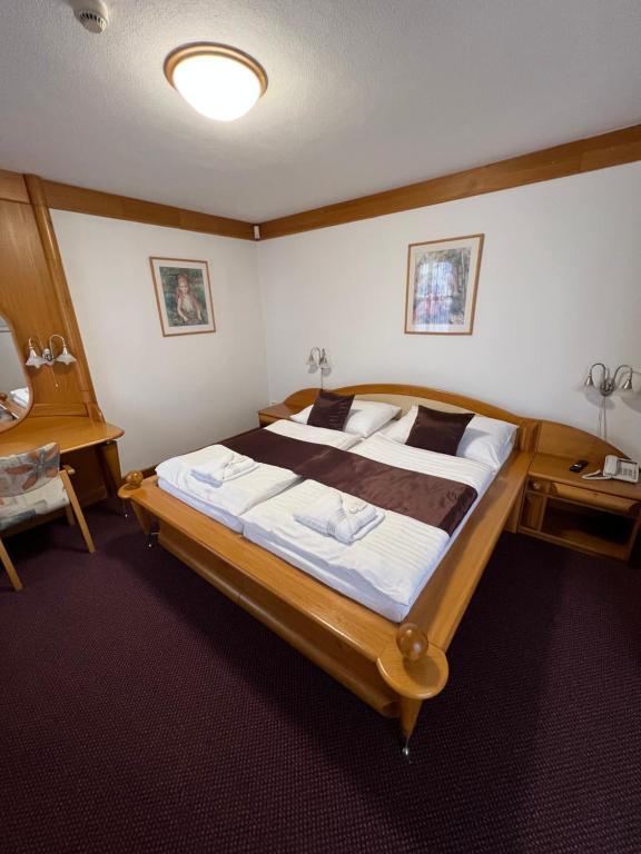 Postel nebo postele na pokoji v ubytování YURA hotel Čeladná BAZÉN A SAUNY ZDARMA