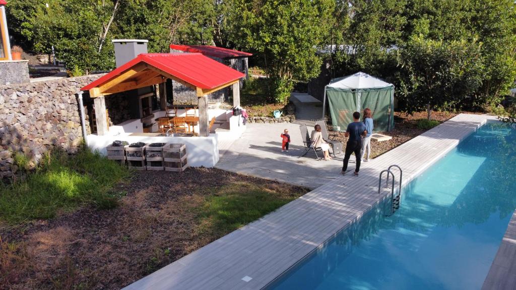 Bazén v ubytování Quinta do Abacate - Glamping Park nebo v jeho okolí