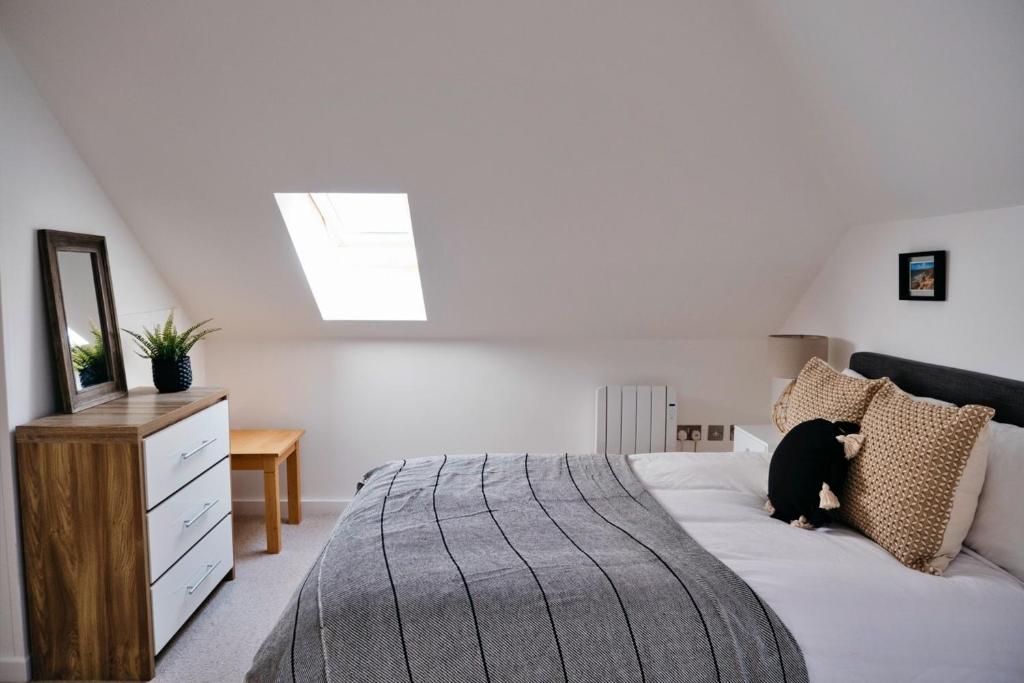 Postel nebo postele na pokoji v ubytování Finest Retreats - Tolcarne Stay - Luxury Newquay Apartment