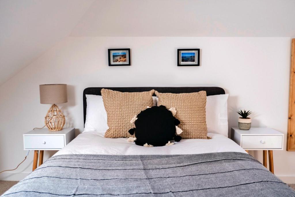 Postel nebo postele na pokoji v ubytování Finest Retreats - Tolcarne Stay - Luxury Newquay Apartment