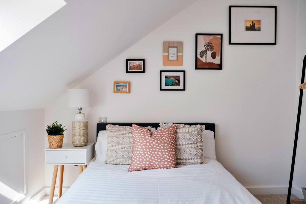 Postel nebo postele na pokoji v ubytování Finest Retreats - Tolcarne Stay - Luxury Newquay Apartment