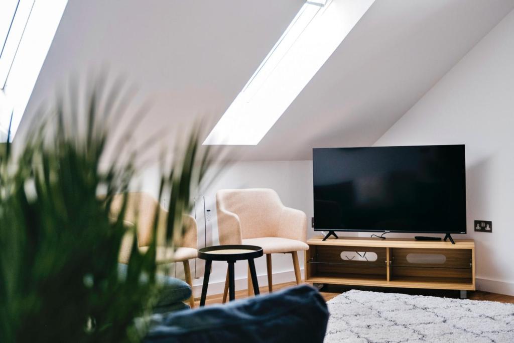 TV a/nebo společenská místnost v ubytování Finest Retreats - Tolcarne Stay - Luxury Newquay Apartment