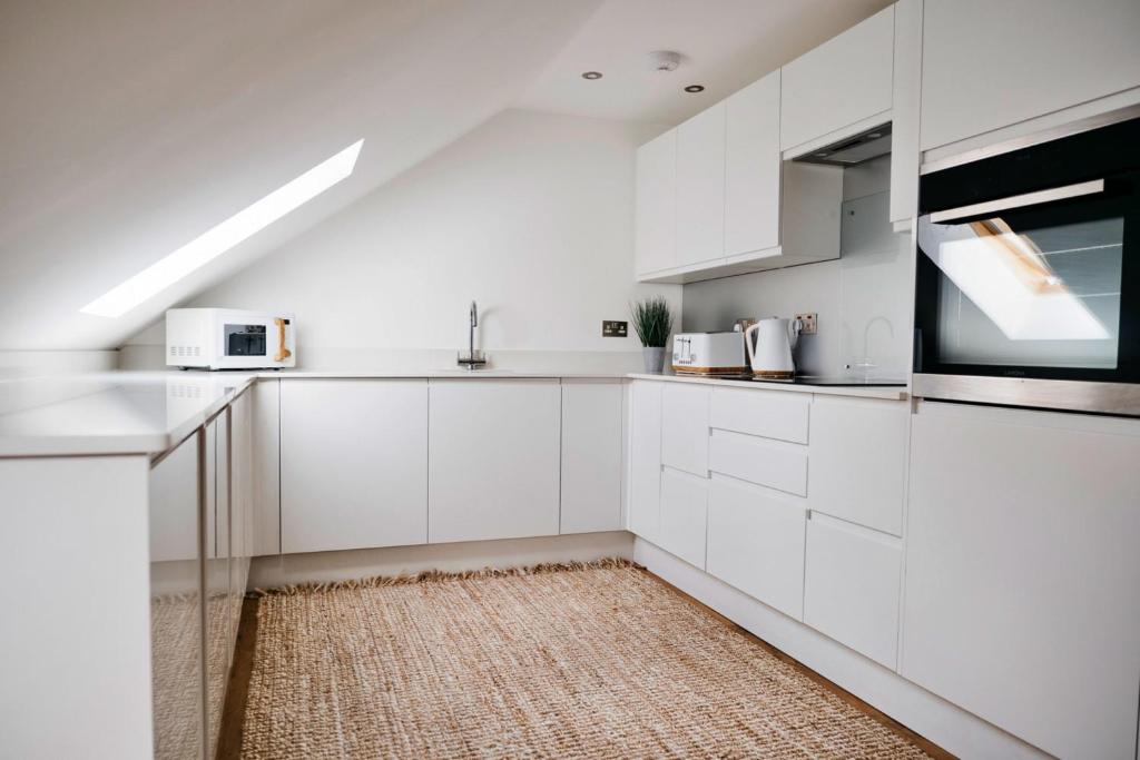 Kuchyň nebo kuchyňský kout v ubytování Finest Retreats - Tolcarne Stay - Luxury Newquay Apartment