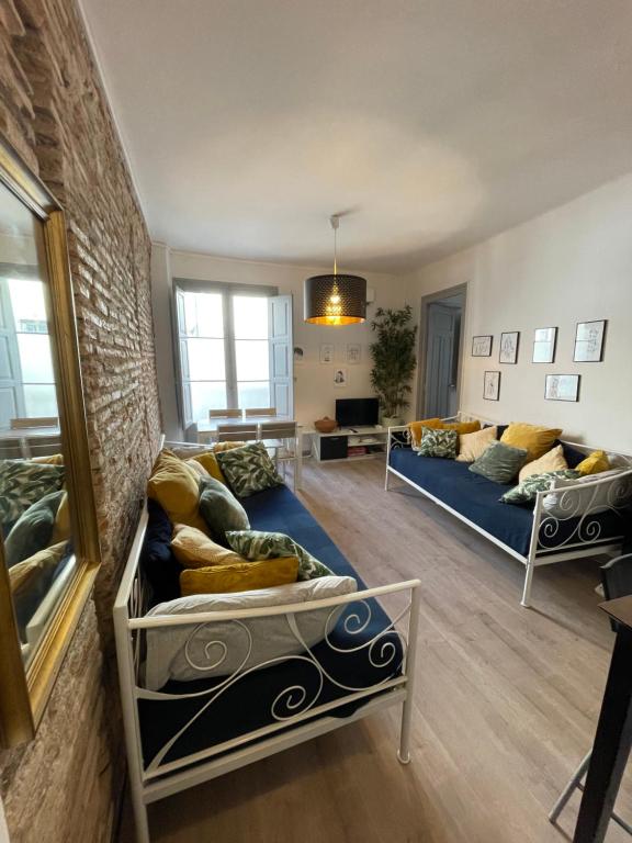 sala de estar con 2 camas y sofá en Tu Casa en Logroño en Logroño