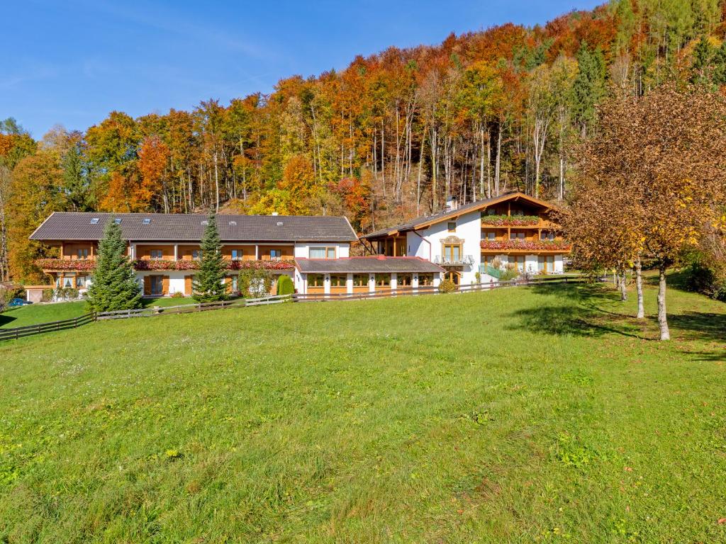 une grande maison au milieu d'un champ dans l'établissement Landhotel Gabriele, à Unterwössen