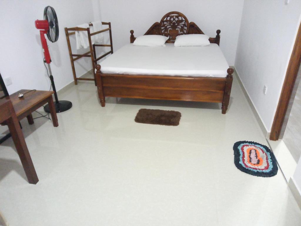 ein Schlafzimmer mit einem Bett und einer Etage in der Unterkunft Ruka Homestay in Tangalle