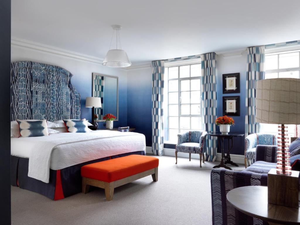Postel nebo postele na pokoji v ubytování The Soho Hotel, Firmdale Hotels