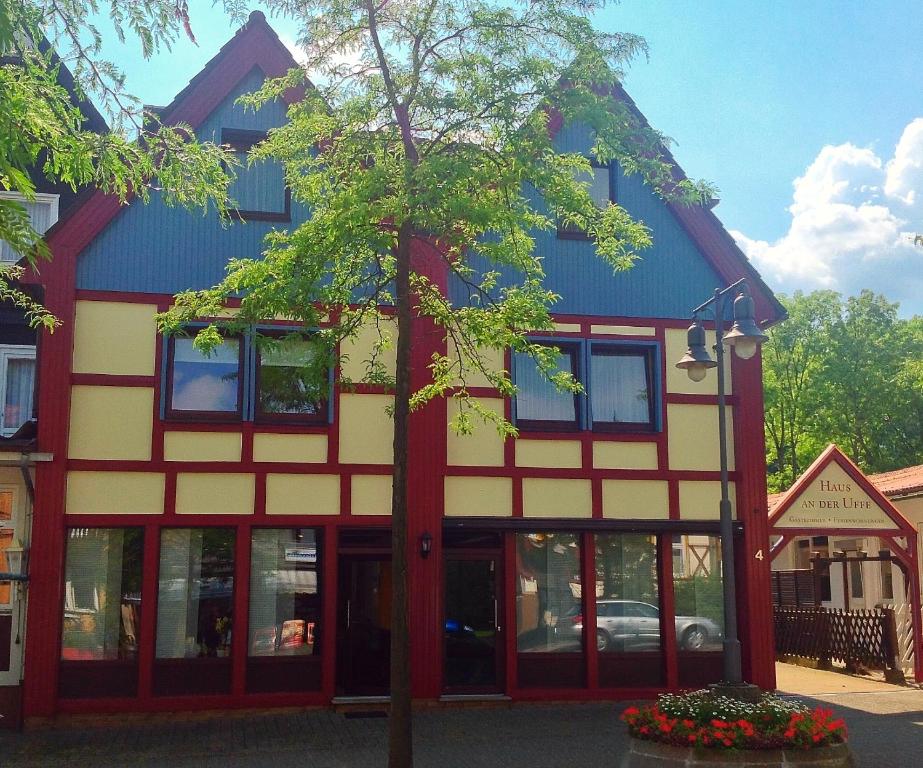 ein Gebäude mit einem Baum davor in der Unterkunft Hotel an der Uffe in Bad Sachsa