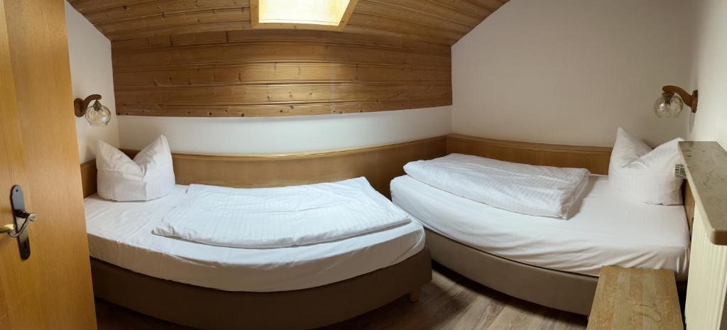 Postel nebo postele na pokoji v ubytování Hotel Löwen
