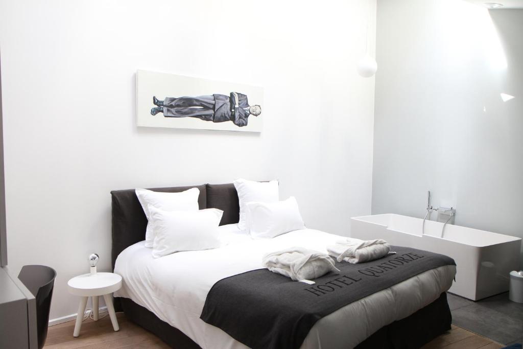 Postel nebo postele na pokoji v ubytování Hôtel Quatorze