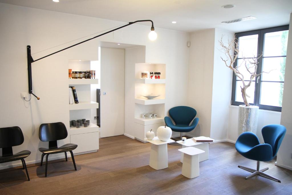 une chambre avec des chaises et des tables bleues dans l'établissement Hôtel Quatorze, à Colmar